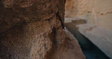 Zamanda Geri Adım: Kıbrıs Rum Kesimi 'nin Paphos kentinde antik tarihi ve kralın mezarının arkeolojik hazinelerini keşfetmek. Yüksek kalite 4k görüntü