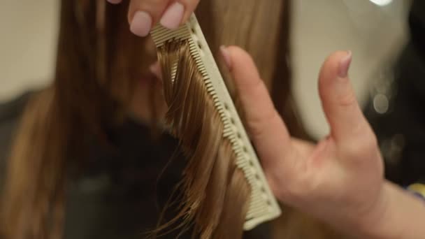 Перукарське Мистецтво Ножиці Стрижки Волосся Стильна Модна Зачіска Стрижка Салоні — стокове відео