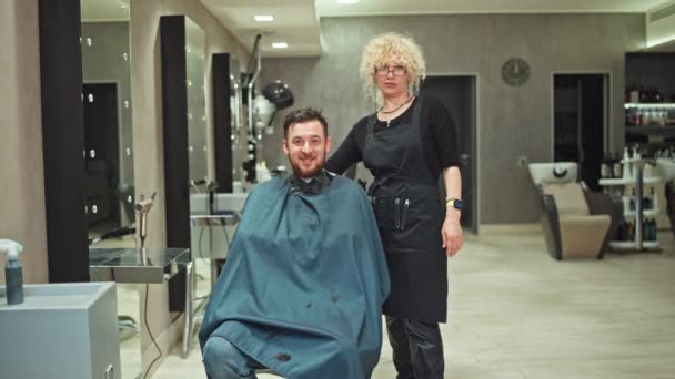 Porträt Einer Friseurin Und Eines Glücklichen Mannes Nach Einem Haarschnitt — Stockvideo