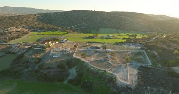 Vista Aérea Del Rancho Caballos Sitio Del País Hermoso Paisaje — Vídeo de stock