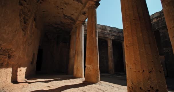 在塞浦路斯帕福斯一个著名的考古遗址 国王陵墓的古老遗迹的迷人探索 高质量的4K镜头 — 图库视频影像