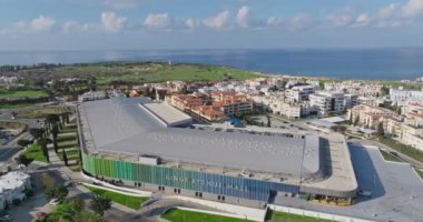 Pathos Cyprus: Şehir manzarasının havadan görünüşü ve Akdeniz Adası 'ndaki Yeni Modern Binalar. Yüksek kalite 4k görüntü