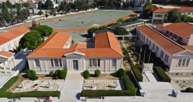 Paphos, Kıbrıs Rum Kesimi 'nin Havadan Görünümü: Belediye Binaları, Kütüphanesi ve Mimari Güzelliği, Şehir Yaşam Tarzını ve Turizmini Yakalayan Tarihi Şehir manzarası. Yüksek kalite 4k görüntü