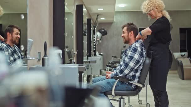 Искусство Действии Female Hairdresser Используя Клипперы Создания Отполированного Вида Маски — стоковое видео