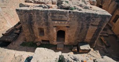 Kıbrıs adasındaki Paphos 'ta antik turizm kalıntıları. Antik Yunanistan 'ın arkeolojik kazılarının yapıldığı turistik bir yer. Yüksek kalite 4k görüntü