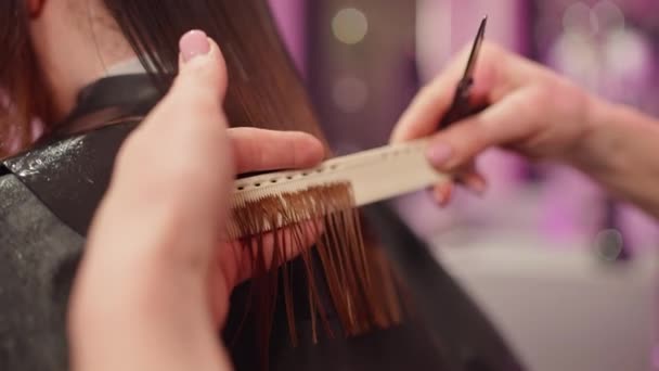 Close Dari Tangan Seorang Perokok Memotong Rambut Dengan Gunting Gaya — Stok Video