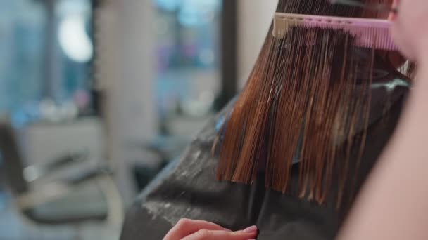 Close Nożyczki Fryzjerskie Cutting Womans Hair Wykonywanie Stylowe Modne Fryzury — Wideo stockowe