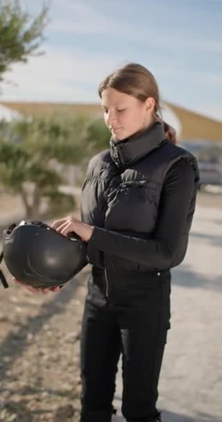 Bir Kız Jokey Bir Atla Antrenman Yapmadan Önce Kask Takar — Stok video