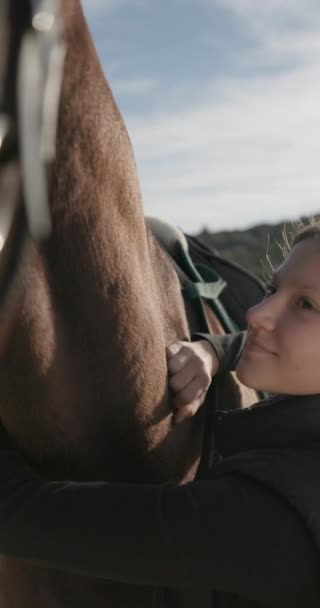 Niño Abraza Caballo Rancho Jockey Entrenador Ecuestre Amor Cuidado Los — Vídeo de stock