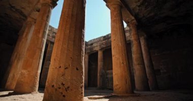 Geçmişi Anlamak: Kıbrıs Rum Kesimi 'nin Paphos kentindeki Kral Antik Harabelerinin Mezarı' nın Arkeolojik Mucizelerinde Bir Yolculuk. Yüksek kalite 4k görüntü