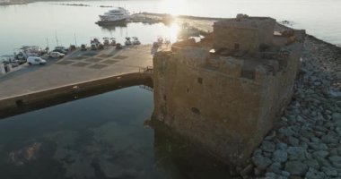 Kıbrıs Rum Kesimi 'nin Paphos kentindeki kalenin havadan görünüşü. Kalenin eski binası Akdeniz şehrinin şehir manzarasında bir turistik kasabadır. Yüksek kalite 4k görüntü