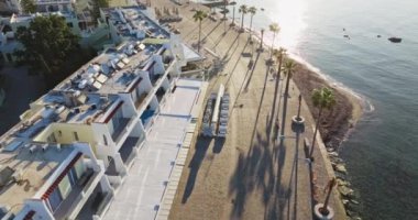 Paphos, Kıbrıs Rum Kesimi 'nin İncelemeleri: Deniz Seddi' nin Havadan Görünümü, Şehir Kenti, Akdeniz Kıyısı. Yüksek kalite 4k görüntü