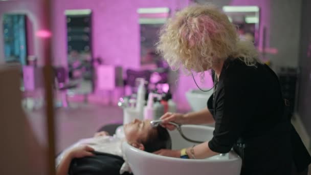 Salon Transformacja Kobieta Fryzjer Myje Klientów Włosów Przygotowuje Się Cięcia — Wideo stockowe