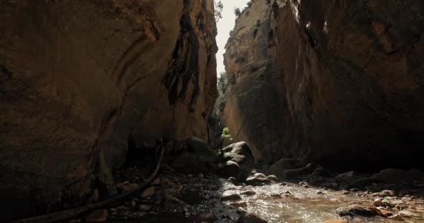 塞浦路斯Avakasi峡谷的景观 美丽的山的性质 岩石之间的河流流动 高质量的4K镜头 — 图库视频影像