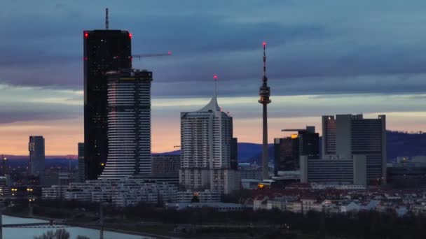 비엔나 오스트리아의 낮부터 밤까지 전환과 아름다운 스카이라인 수도의 비즈니스 지구의 비디오 클립