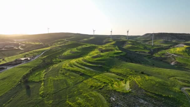 Energía Ecológica Acción Escaparate Aéreo Fábrica Energía Eólica Terreno Montañoso — Vídeo de stock