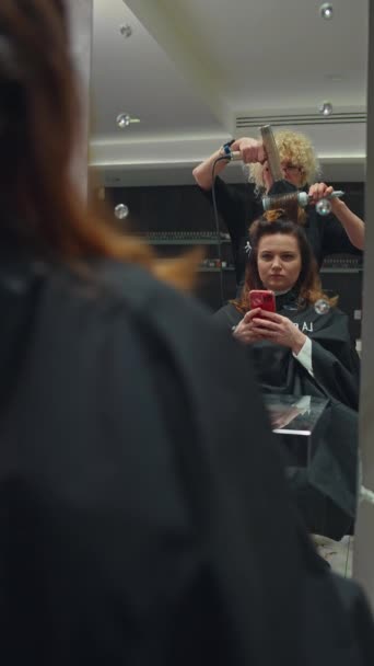 Eine Frau Telefoniert Während Sie Sich Beim Friseur Eine Frisur — Stockvideo