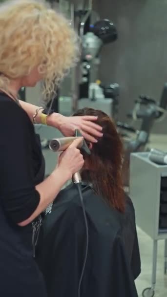 Преображающая Красота Женщины Наряжаются Хайрстайлы Роскошных Салонах Уходом Волосами Высококачественные — стоковое видео