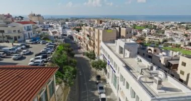 Kıbrıs 'ın Pathos kentinin havadan görünüşü. Şehirdeki şehir mimari binaları yolu. Yüksek kalite 4k görüntü