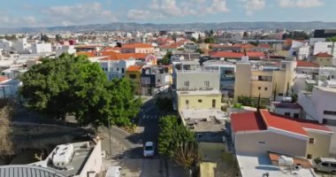 Paphos, Kıbrıs: Kentsel Manzara, Canlı Turizm Hayatı ve Eski Binaların Görkemli Mimarisi. Yüksek kalite 4k görüntü