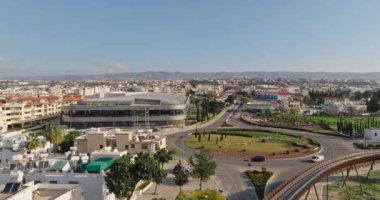 Kıbrıs 'ın Pathos kentinin havadan görünüşü. Şehrin orta kesimindeki alışveriş merkezinde Akdeniz 'deki bir adada. Yüksek kalite 4k görüntü