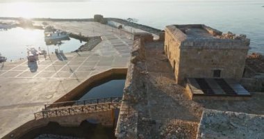 Paphos, Kıbrıs Rum Kesimi 'nin İncelemeleri: Liman, Marina ve Yat ve Balıkçı Tekneli Kale manzarası. Yüksek kalite 4k görüntü