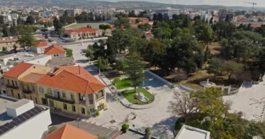 Paphos, Kıbrıs Rum Kesimi Şehri: Belediye Binaları, Kütüphanesi ve Büyüleyici Mimari, Şehir Yaşamı ve Turizmi Işıklandıran Tarihi Alanın Havadan Görünümü. Yüksek kalite 4k görüntü