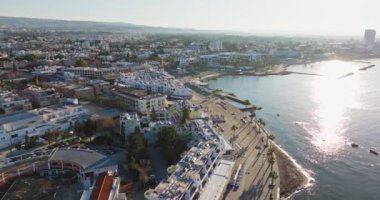 Kıbrıs Rum Kesimi 'nin Paphos kentindeki deniz setinin havadan görünüşü. Akdeniz kıyılarının kentsel manzarası, yol, evler, şehrin mimarisi. Yüksek kalite 4k görüntü