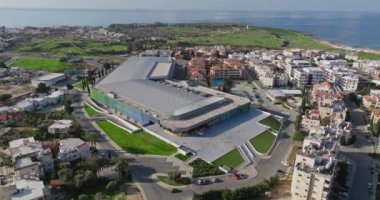 Kıbrıs 'ın Pathos kentinin havadan görünüşü. Modern binaların ve iş merkezlerinin şehir mimarisi. Yüksek kalite 4k görüntü