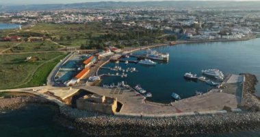 Kıbrıs Rum Kesimi 'nin Pathos kentindeki liman ve marinanın havadan görüntüsü. Akdeniz 'in şehir manzarasında rıhtımda locos ve yatların bulunduğu eski bir şatosu olan bir turistik yer. Yüksek kalite 4k 