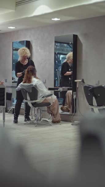Profesyonel Saç Renklendirme Servisi Uzman Stilist Sağlığa Odaklı Dönüşümlü Kadınları — Stok video