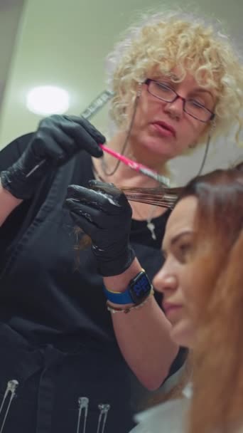 Διαδικασία Βαφής Μαλλιών Στο Σαλόνι Επαγγελματική Κομμωτήριο Μεταμορφώνοντας Womans Ματιά — Αρχείο Βίντεο
