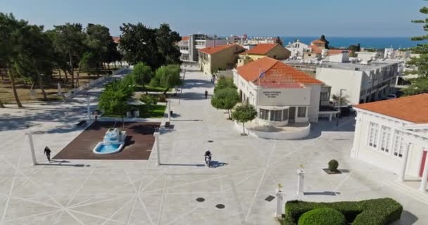 パフォス キプロス 行政ビル 図書館 美しい建築 都市のライフスタイルと観光を象徴する歴史地区の空中ビュー 高品質の4K映像 — ストック動画