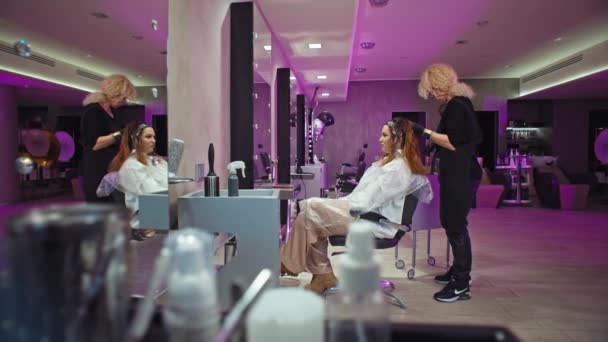 Bizneswoman Farbuje Włosy Salonie Piękności Fryzjer Stosuje Farbę Włosów Dziewcząt Filmiki Stockowe bez tantiem