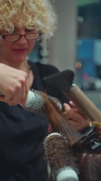 Luxurious Hair Styling Care Women Achieving Gorgeous Voluminous Hairstyles Salon — Stockvideo