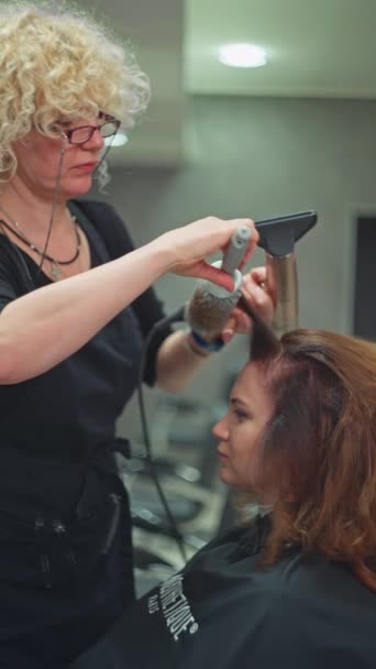 Ultimate Salon Experience Women Getting Beautiful Shiny Hairstyles Expert Hair — Αρχείο Βίντεο