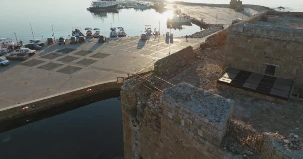 파포스의 대단한 아름다움 키프로스 요새와 지중해의 매력적인 풍경의 고품질 — 비디오