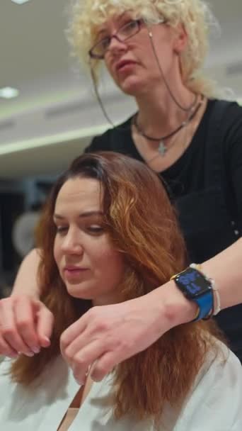 Kadeřník Komunikuje Klientem Účesu Příprava Barvení Vlasů Kadeřnictví Vysoce Kvalitní — Stock video