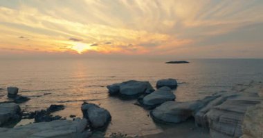 Akdeniz Majesteleri: Kıbrıs Adaları 'nın Günbatımında Beyaz Kayalıklar' ın Hava Görüntüsü. Yüksek kalite 4k görüntü