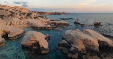 Cliffside Beauty: Kıbrıs Adaları 'nın Hava Perspektifleri Alacakaranlıktaki Beyaz Kayalıklar. Yüksek kalite 4k görüntü