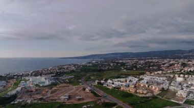 Akdeniz Marveni: Paphos 'un Hava Bakış açıları, Kıbrıs Şehir Mimarisi ve Akdeniz kıyısındaki Sahil Hayatı. Yüksek kalite 4k görüntü