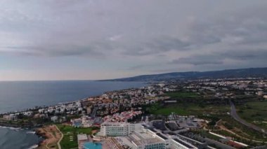 Coastal City Charm: Paphos 'un Havadan Bakışı, Kıbrıs Rum Kesimi Turistik Sokaklar ve Nefes Kesen Doğal Alandaki Deniz Binaları. Yüksek kalite 4k görüntü