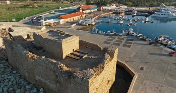 Paphos Cypru Daki Akdeniz Kıyısındaki Antik Kale Nin Hava Görüntüsü — Stok video