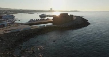 Kıbrıs Rum Kesimi 'nin Paphos kentindeki liman ve liman manzarası ve Kale Kalesi yakınlarındaki yat ve balıkçı tekneleri. Yüksek kalite 4k görüntü