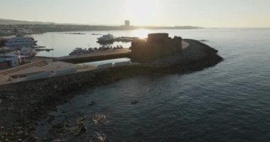 Kıbrıs Rum Kesimi 'nin Paphos kentindeki liman ve liman manzarası ve Kale Kalesi yakınlarındaki yat ve balıkçı tekneleri. Yüksek kalite 4k görüntü