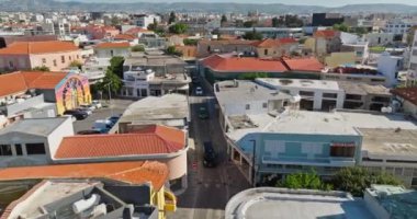 Paphos City 'nin Havadan Görünümü, Kıbrıs Rum Kesimi: Güzel Sokaklar, Turizm ve Eski Bina Mimarisi. Yüksek kalite 4k görüntü