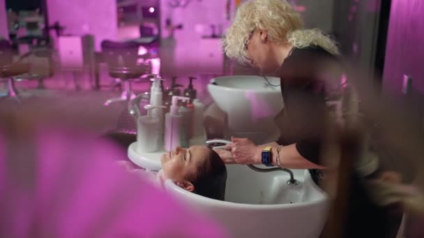 Rytuał Pielęgnacja Włosów Kobieta Fryzjer Przygotowuje Klienta Cięcia Koloru Salon — Wideo stockowe