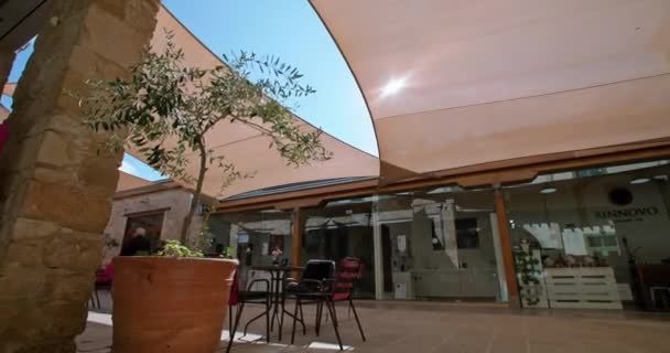 シティライフストリートカフェ パフォス キプロスのテーブル付き 高品質の4K映像 — ストック動画