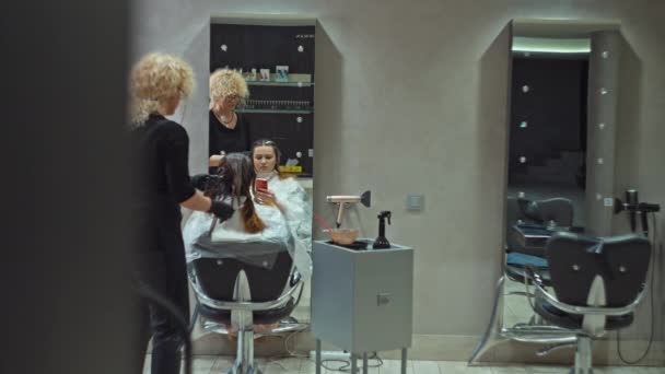 Wzmocnienie Piękna Businesswomans Salon Doświadczenie Profesjonalnym Farbowanie Włosów Styl Życia — Wideo stockowe