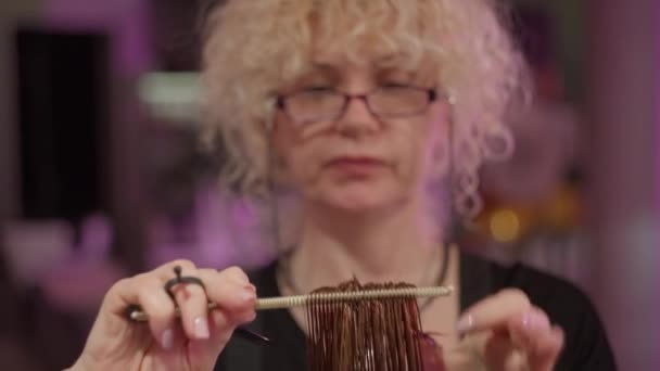 미용사의 클로즈업은 가위로 머리카락의 자릅니다 살롱에서 스타일과 스타일 고품질 스톡 비디오